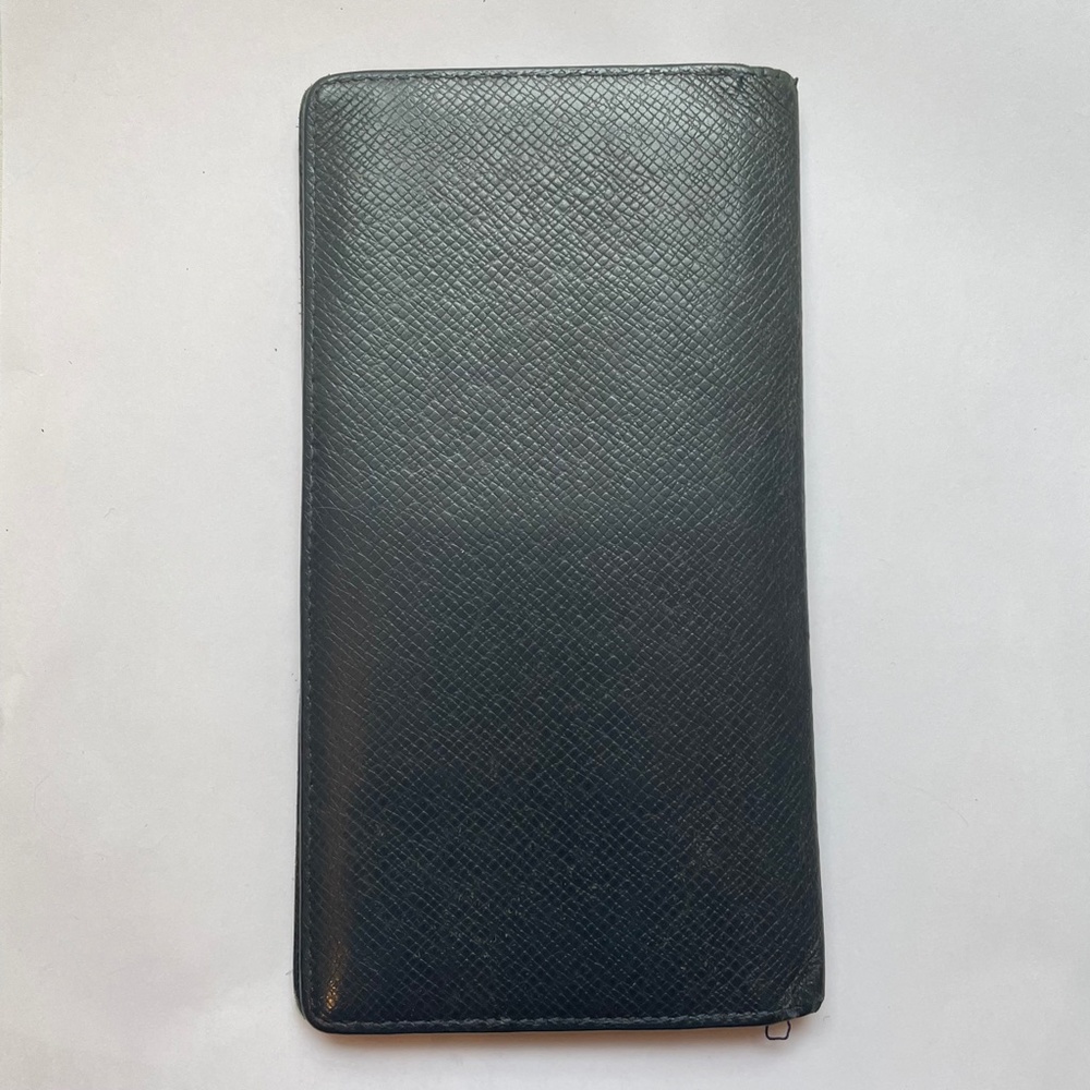 Louis Vuitton Taiga Leather Bifold Wallet/Passport Holder Unisex - Picture 6 of 15